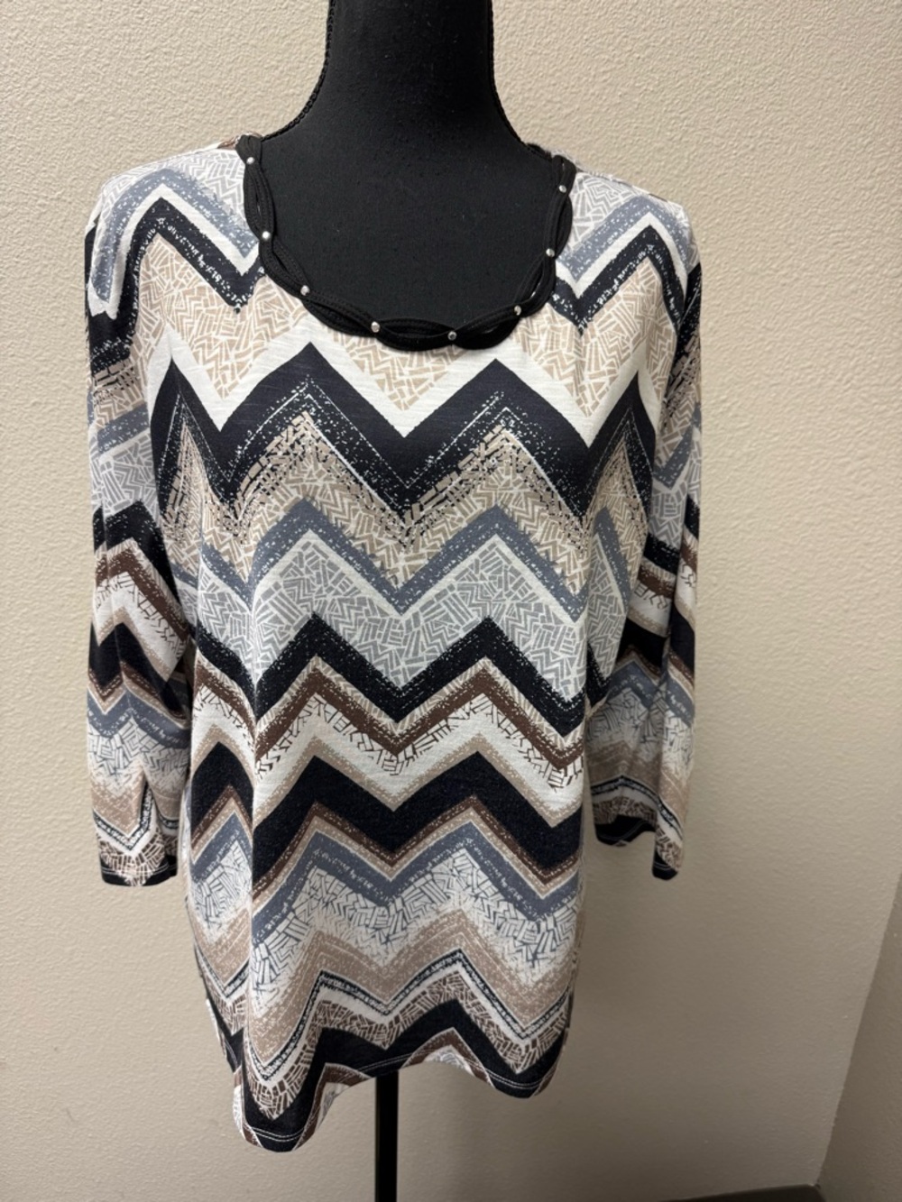 Alfred Dunner Chevron Print Top L Studded Neck 3/4 Sleeve Stretch Blouse - Picture 2 of 9